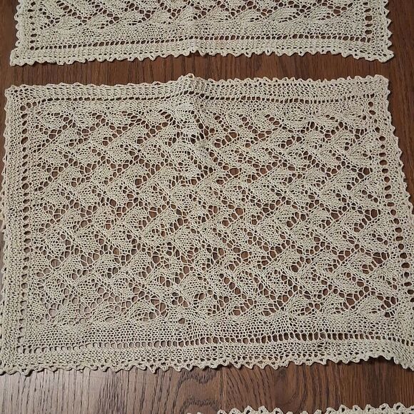 Set Of 3 Elegant vintage crocheted ecru Lace Placemats - Picture 3 of 6